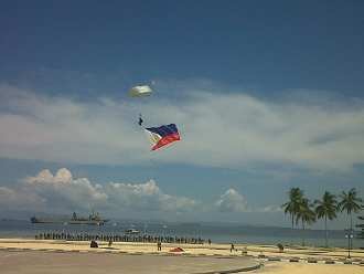  Jelang Puncak Sail 2012, 100 Penerjun Payung Meriahkan Langit Morotai