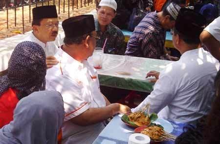 Sambil Santap Sate Padang di Kaki Lima, Foke Jelaskan Jamkesda