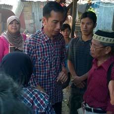 Jokowi Bagi-Bagi VCD Jakarta Baru Gratis di Pasar Warung Buncit