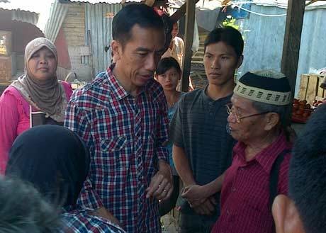 Jokowi Bagi-Bagi VCD Jakarta Baru Gratis di Pasar Warung Buncit