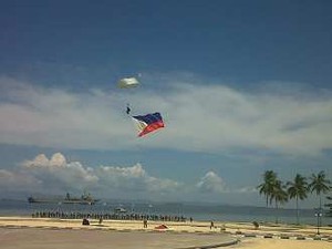 Jelang Puncak Sail 2012, 100 Penerjun Payung Meriahkan Langit Morotai