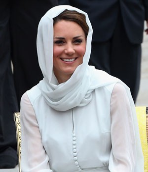 Kate Middleton Berkerudung Putih