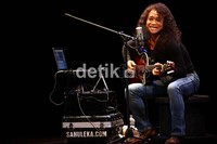 Meski bukan yang pertama kalinya tampil di Jakarta, Daniel mengaku setiap menginjakan kakinya di Indonesia, ia selalu meminta satu hari untuk bisa tampil di GKJ.