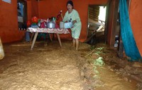 Rumah warga di RT 07 RW 03, keluruhan Lambung Bukit, Kecamatan Pauh, Padang, penuh dengan lumpur. Lumpur ini berasal dari sisa banjir dan longsoran dari tebing di belakang rumahnya. (Rino Zulyadi)