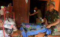 Anggota TNI AL turut membantu membersihkan rumah warga. (Rino Zulyadi)