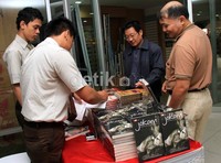 Pengunjung melihat buku Jokowi Spirit Bantaran Kali Anyar.