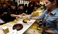 Seorang penunjung tampak membeli coklat.