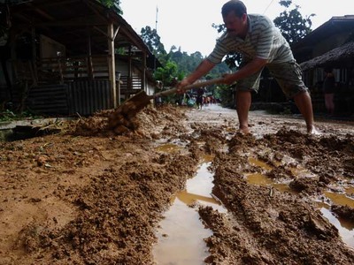 Warga Padang Bersih-bersih Pasca Banjir