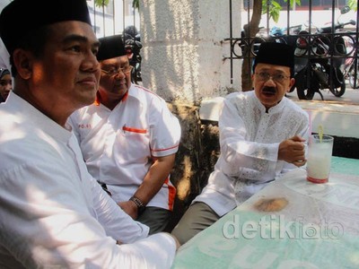 Foke Makan Siang di Pinggir Jalan