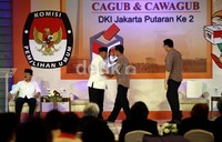 Joko Widodo (Jokowi) menyalami Nachrowi Ramli (Nara) sebelum acara debat cagub-cawagub DKI Jakarta.