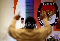 Terkait pembangunan monorail yang hingga saat ini belum terselesaikan, Fauzi Bowo (Foke) mengatakan, hal itu bukanlah kesalahan pemerintah provinsi. Namun hal itu disebabkan karena ketidaksanggupan investor untuk menyelesaikan proyek moda transprtasi cepat tersebut.