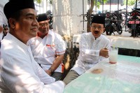 Foke tampak menikmati es kelapa.