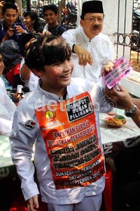 Hal ini ia dilakukan usai melaksanakan salat Jumat di Masjid Al-Azhar, Jakarta.