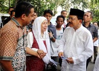 Foke juga sempat berdialog dengan warga sekitar.