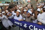 Muslim Bangladesh Bakar Bendera Israel & AS