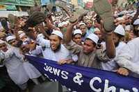 Ulama besar Masjid Baitul Mokarram Maolana Mohammad Salahuddin mengecam film amatir tersebut saat khotbah Jumat. Dia pun menyerukan hukuman berat untuk para pembuat film yang dibuat di AS itu.
