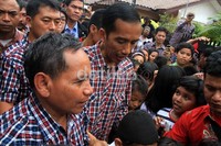 Anak-anak pun turut menyambut kedatangan Jokowi.