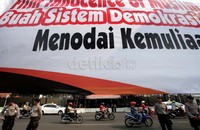 Aksi ini dijaga oleh puluhan polisi dari Polres Jakarta Pusat.