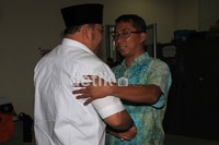 Ketua Panwaslu Ramdansyah menyambut kedatangan Nachrowi.