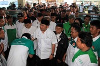 Nachrowi datang bersama dengan para pendukungnya.