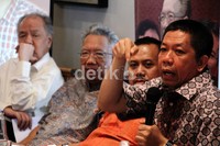 Pengamat Politik Effendi Gazali turut hadir dalam pengumuman hasil survei.