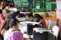 Petugas melakukan verifikasi administrasi dari pagi hingga larut malam. Berbagai syarat administrasi seperti daftar kepengurusan yang mencapai ribuan nama dicek satu persatu.
