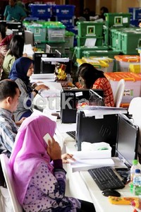 Sebanyak 34 partai politik dinyatakan layak untuk melewati tahap verifikasi administrasi. Sementara 12 parpol lain yang telah mendaftar, dinyatakan gugur karena berkas pendaftaran tidak lengkap.