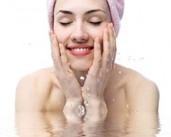 Kesalahan Wanita Saat Cuci Muka Yang Buat Kulit Tambah Kusam