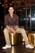 Mike Lewis Belum Temukan Pengganti Tamara Bleszynski