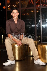 Mike mengaku, dirinya memang dekat dengan beberapa perempuan. Namun, ia hanya menganggap mereka sebagai teman.