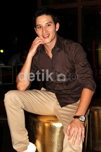 Walaupun saya punya banyak temen perempuan, saat ini saya mau fokus di karier dan realy trying to find my self, jelasnya.