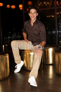 Mike Lewis belum temukan pengganti Tamara Bleszynski.