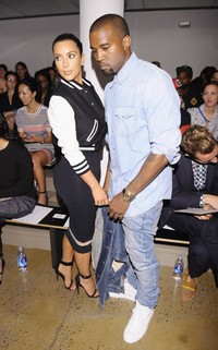 Dibalut jaket baseball, rok pensil, dan heels hitam, Kim menghadiri Louise Goldin Spring 2013 di Milk Studios, New York, Rabu (12/9/2012) dengan sang pacar. Michael Loccisano/Getty Images.