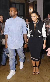 Gaya casual Kanye dan Kim. Michael Loccisano/Getty Images.