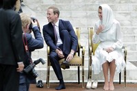 Pangeran William dan Kate Middleton melepas sepatu mereka sebelum masuk ke dalam mesjid As-Syakirin di KLCC, Kuala Lumpur, Malaysia, pada hari ini, Jumat (14/9/2012). REUTERS/Samsul Said.