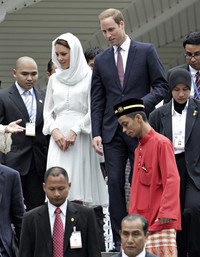 Mengunjungi mesjid As-Syakirin di KLCC, Kuala Lumpur, Malaysia, Kate Middleton memakai kerudung. REUTERS/Samsul Said.