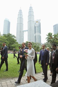 Pasangan tersebut  berjalan di depan Petronas Twin Towers di Kuala Lumpur, Malaysia, Jumat (14/9/2012). REUTERS/Stringer.