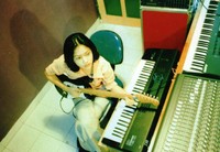 Maia Estianti tampak memegang gitar listrik di sebuah ruangan studio musik. (dok. detikforum)
