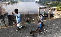 Dua oarang pekerja bangunan sedang melakukan perbaikan dan pemeliharaan di Waduk PLTA Saguling, Bandung, Jawa Barat, Jumat (14/9). (dok Humas PLN)