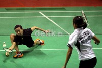 Maria Febe (kiri) menang (21-16), (16-21) dan (21-16).