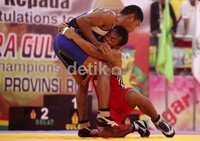 Bramidi B (merah) kesulitan untuk menjatuhkan Rustang (biru).