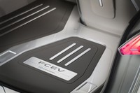 Mobil ditenagai dari sel bahan bakar berkekuatan 2.5 kW/L menggerakkan roda bagian belakang, sementara roda depan digerakkan oleh tenaga dari baterai yang dicomot dari Nissan LEAF. (dok Nissan)