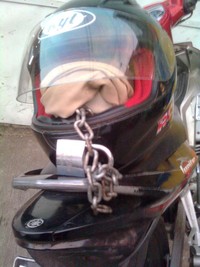 Helm dirantai dengan memakai gembok di motornya. (Foto: Dhimas Triyana)