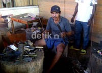 Darwin mengubah rongsokan besi putih kualitas nomor satu itu menjadi senjata tajam seperti pedang, tongkat komando, dan perhiasan dengan kisaran harga ratusan ribu hingga jutaan rupiah.