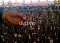 Kalung dari besi putih yang dipegang ini seharga Rp 150 ribu.