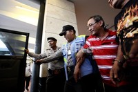 Kedua pelaku ini akhirnya digiring ke Dir IV Narkoba Mabes Polri, Cawang, Jakarta Timur dan mereka masih memburu bos besarnya.