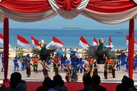Presiden dan rombongan menyaksikan karnaval budaya dari kabupaten dan kota se-Maluku Utara.