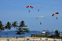 Dalam acara tersebut juga ada atraksi 100 orang penerjun dari unsur TNI dan Polri yang turut memeriahkan pembukaan Sail Morotai 2012.