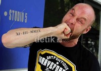 Tyson berpose dengan gaya gilanya saat ditemui usai acara DahSyat di Studio RCTI, Kebon Jeruk, Jakarta Barat