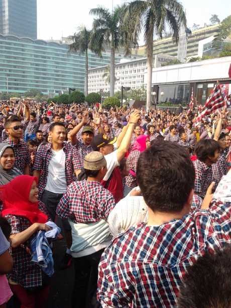 Datangi Bundaran HI, Jokowi-Ahok Disambut Flash Mob Ribuan Pendukung Datangi Bundaran HI, Jokowi-Ahok Disambut Flash Mob Ribuan Pendukung